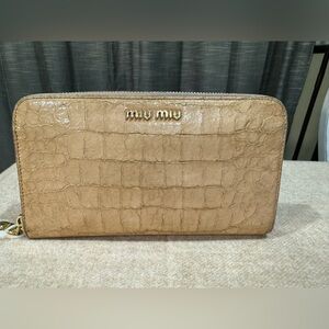 MIU MIU Beige Crocodile Leather Round-zip Long Waller (pre-loved)